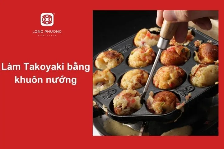 Takoyaki được nướng trên khuôn gang tròn, từng viên bánh dần chuyển sang màu vàng hấp dẫn