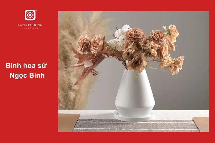 Bình hoa sứ Ngọc Bình phù hợp với không gian phòng làm việc rộng rãi