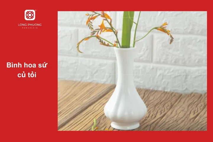 Bình hoa sứ củ tỏi phù hợp cho không gian bàn làm việc nhỏ