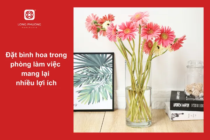 Có nhiều lợi ích khi đặt bình hoa trong phòng làm việc