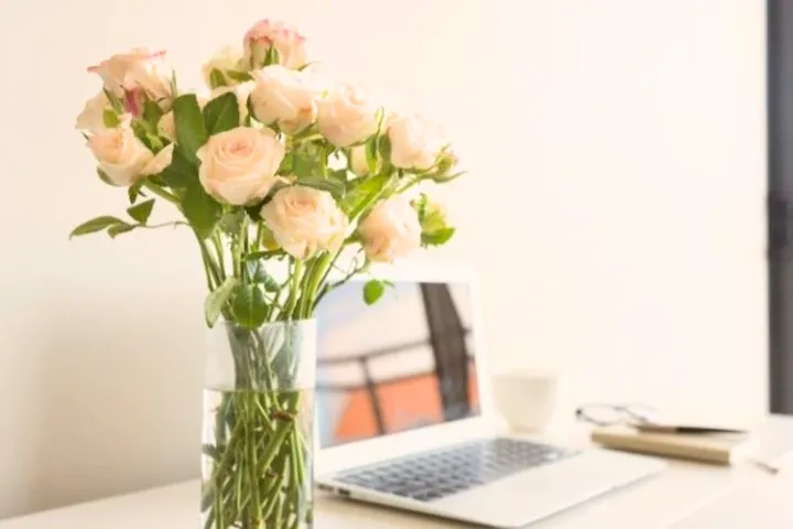Một bình hoa tươi giúp phòng làm việc tươi tắn, nhiều sức sống hơn