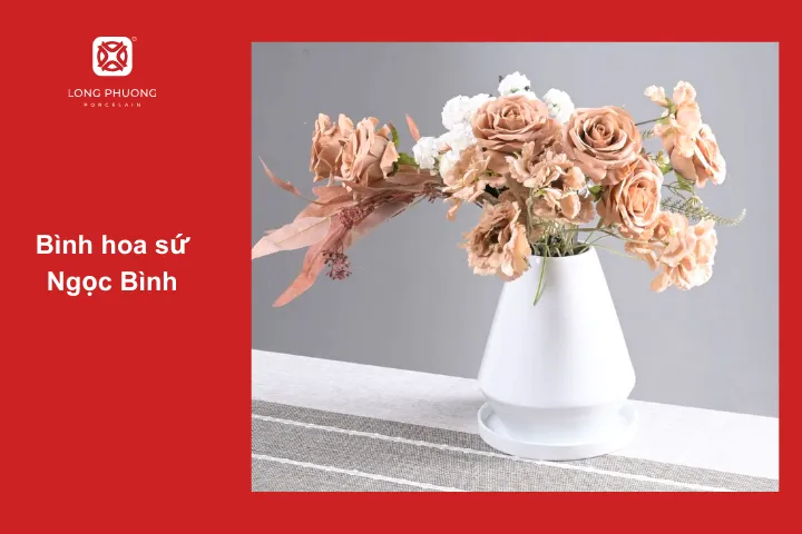 Bình hoa sứ trắng tinh khôi phù hợp với mọi không gian