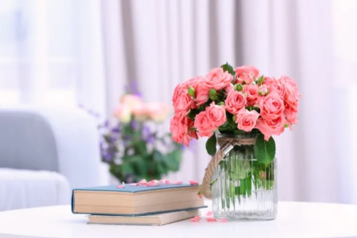 Bình hoa để phòng ngủ mang đến cho không gian thêm năng lượng và sự dịu dàng