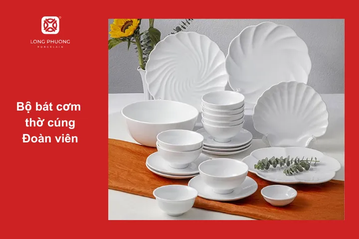 Điểm nhấn của bộ bát đĩa là những chiếc đĩa đa dạng hình dạng như sang trọng và đẹp mắt