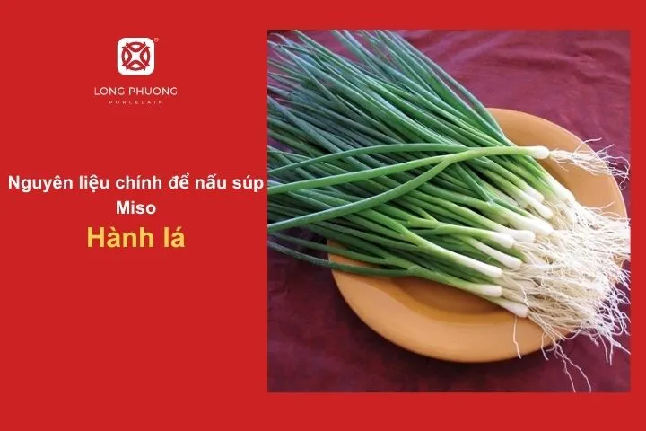 Hành lá cắt nhỏ giúp tăng thêm màu sắc và hương vị cho bát súp Miso