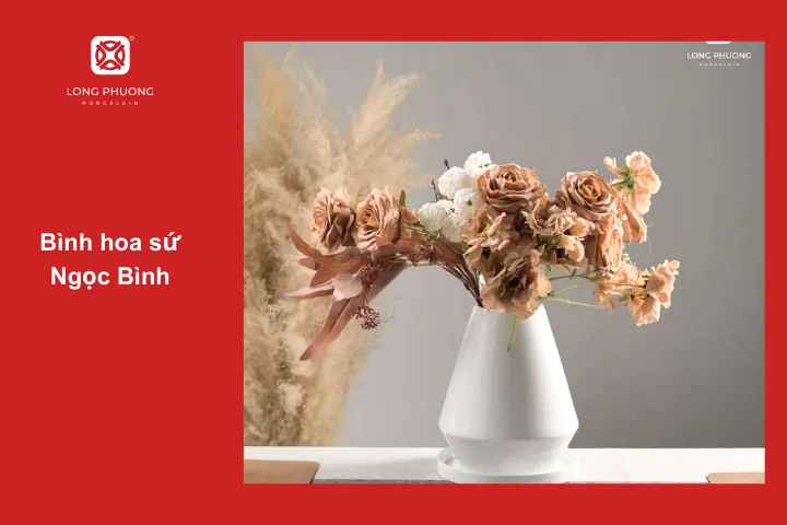 Một bình hoa không bao giờ dư thừa để làm không gian phòng khách sạn đặc biệt hơn