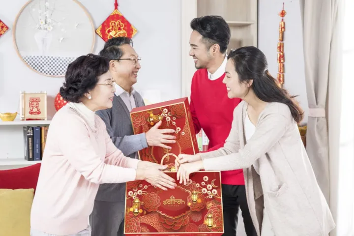 Qùa tặng bố mẹ không chỉ có giá trị vật chất còn mang ý nghĩa tinh thần to lớn