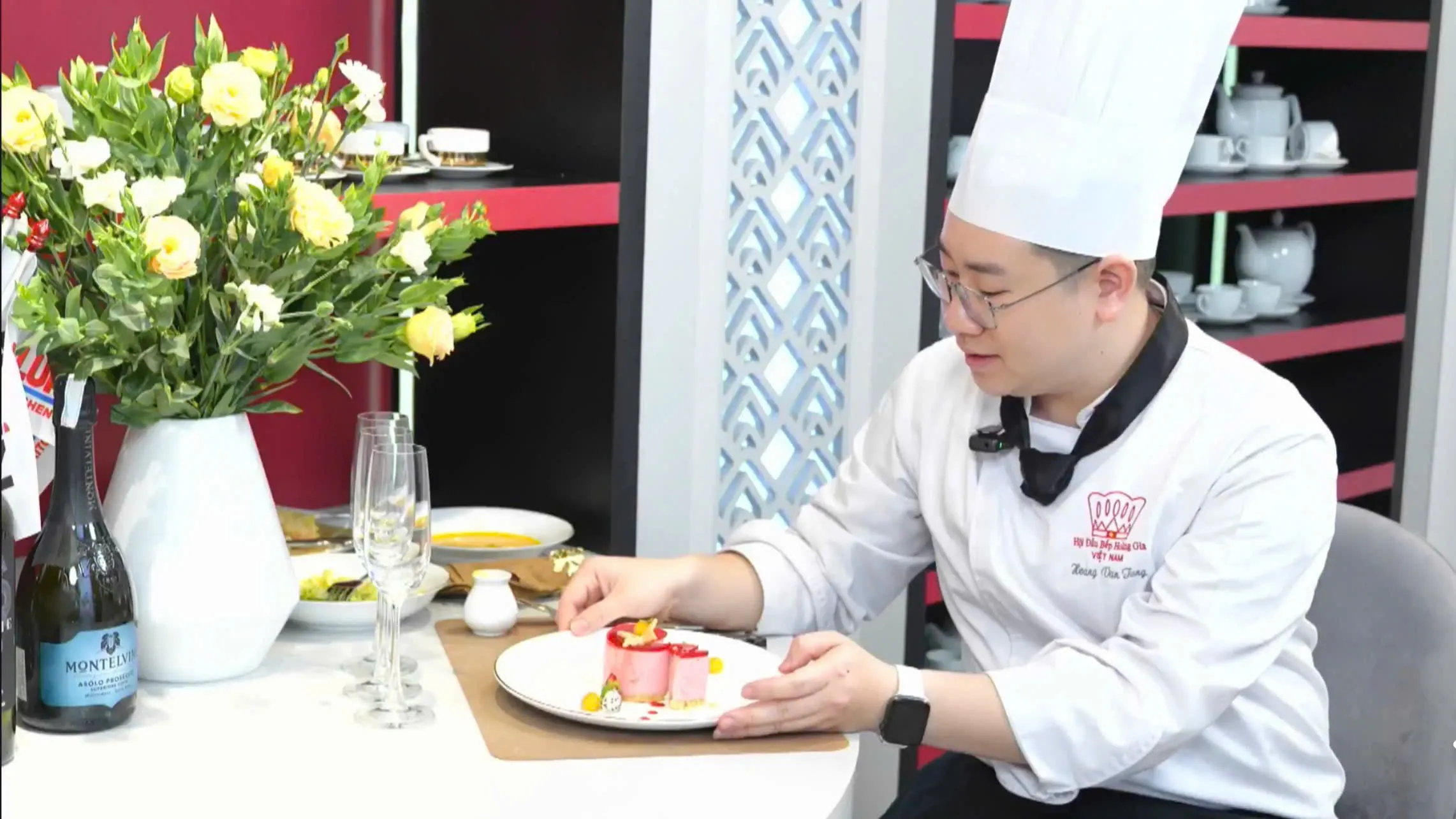 workshop nấu ăn thu hút đông đảo người xem và tham gia