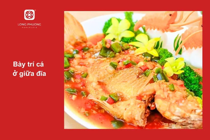 Bày con cá giữa đĩa sẽ làm món ăn nổi bật hơn