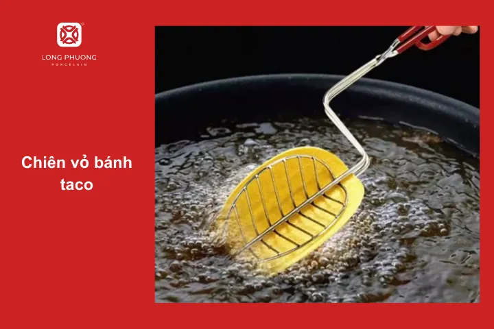 Bánh taco chiên xong có màu vàng hoặc nâu rất đẹp mắt, khi ăn giòn rụm