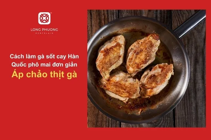 Thịt gà được áp chảo vàng đều, giữ độ mềm và mọng nước