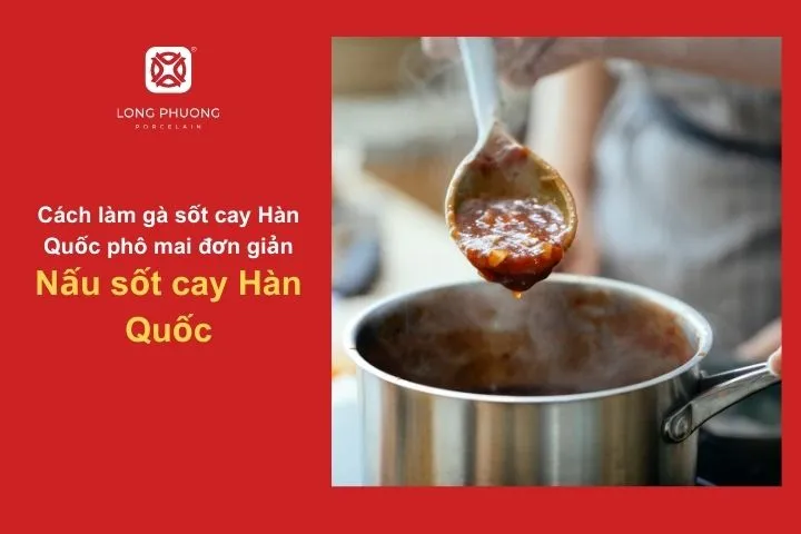 Nước sốt gochujang sánh đặc được đun nóng trong chảo