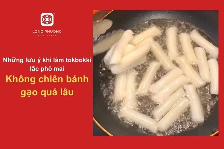 Mẹo chiên tokbokki vừa chín tới, không bị khô hay nứt vỡ