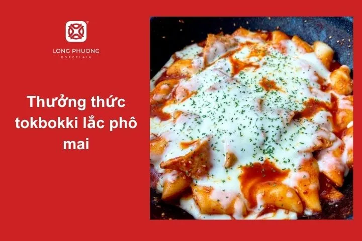 Bàn ăn ấm cúng với tokbokki nóng hổi được bày đẹp mắt