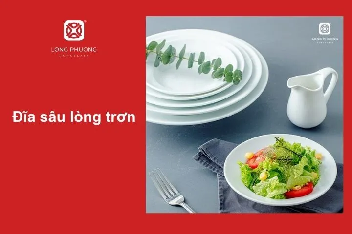 Tokbokki được đặt trong đĩa sâu lòng trơn, giữ nhiệt tốt và dễ ăn