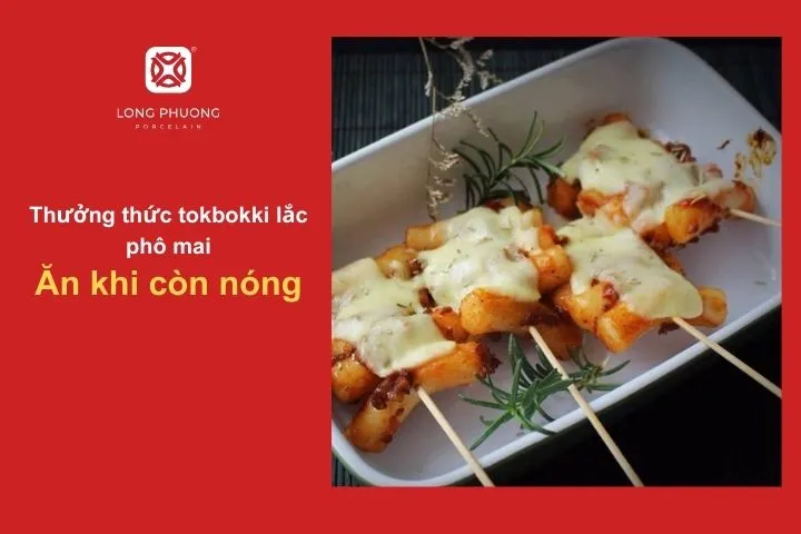 Tokbokki lắc phô mai nóng hổi nên thưởng thức ngay để cảm nhận trọn vị béo thơm