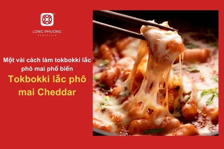 Món tokbokki phủ lớp phô mai Cheddar đậm đà với sắc vàng bắt mắt và hương vị đặc trưng