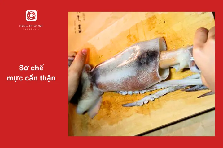 Sơ chế kỹ lưỡng giúp loại bỏ mọi chất bẩn và vi khuẩn bám trên con mực