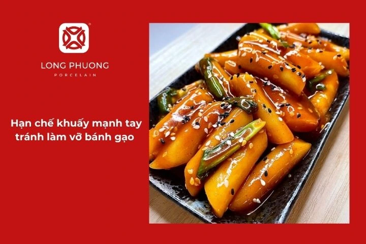 Hạn chế khuấy mạnh tay để tránh làm vỡ bánh gạo