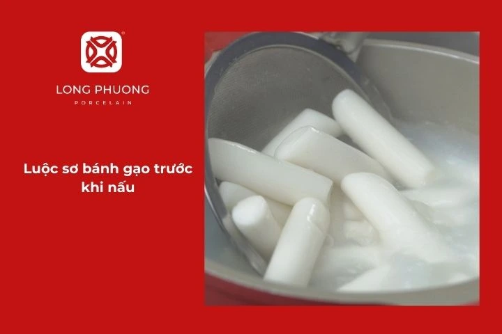 Luộc sơ bánh gạo