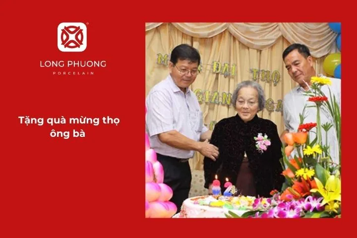 Tặng quà mừng thọ ông bà