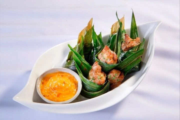 Cách làm gà cuốn lá dứa chuẩn Thái