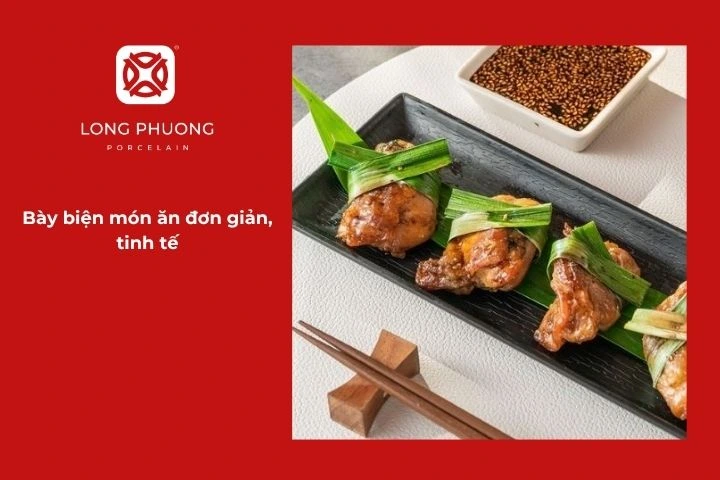 Bày trí món gà cuốn lá nếp ngon mắt