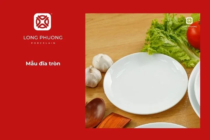 Đĩa sứ tròn sang trọng bày món cá cờ kho và nướng