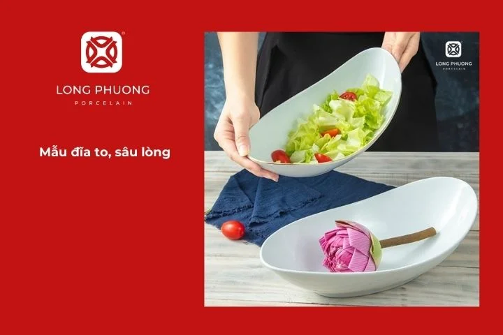 Đĩa sứ sâu lòng bày lẩu cá cờ và canh cá cờ