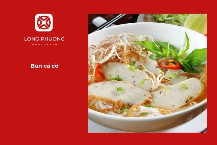 Bún cá cờ nước dùng ngọt thanh ăn kèm rau sống