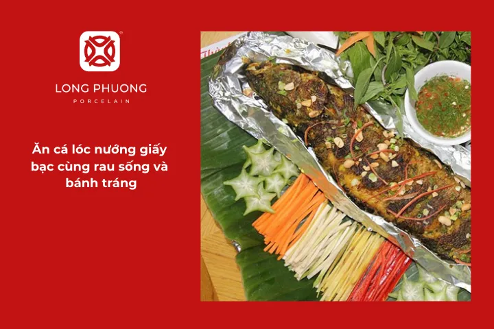 Kết hợp cá lóc nướng giấy bạc cùng rau sống và bánh tráng là cách phổ biến nhất mà người miền Tây hay làm