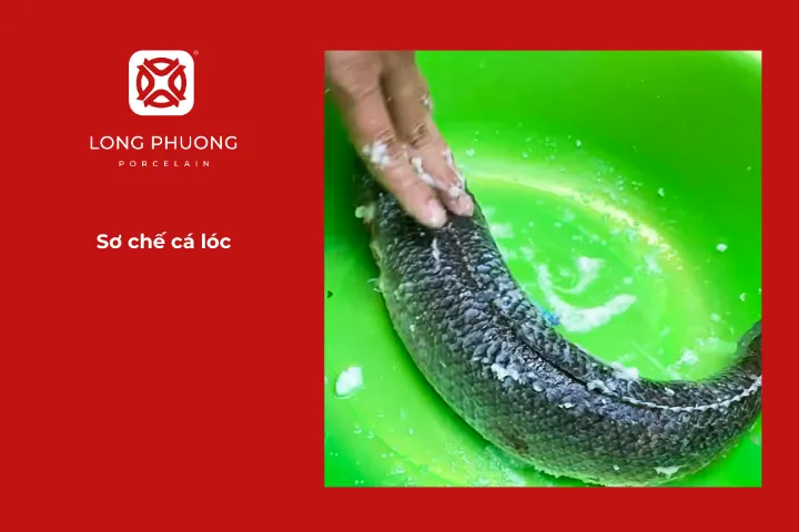 Chà nhẹ muối lên thân và phần bụng cá lóc rồi rửa kỹ với nước