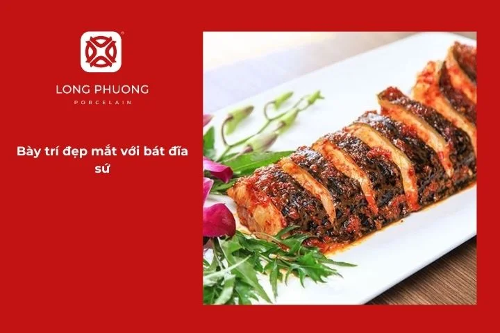 Bày trí cá lóc nướng trên bát đĩa sứ Long Phương sang trọng tinh tế
