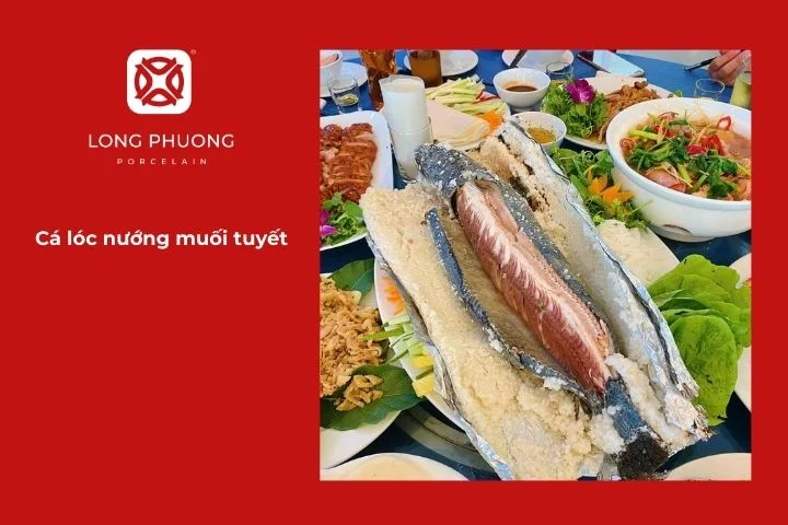 Cá lóc được bao bọc bằng muối hột, sau khi nướng chín sẽ giữ nguyên vị ngọt tự nhiên