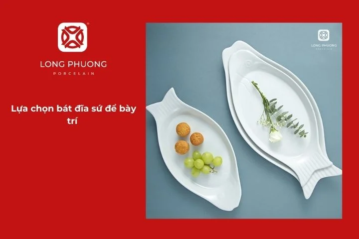 Cá lóc nướng trui bày trên đĩa sứ trắng Long Phương tạo cảm giác sang trọng