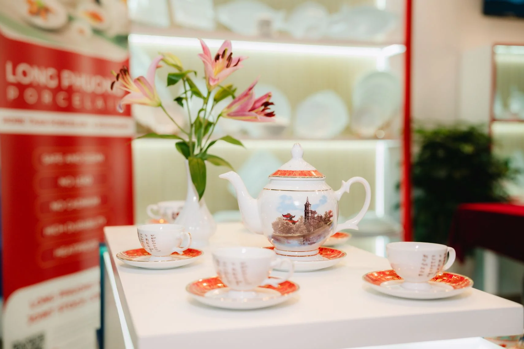 Long Phương mang đến trải nghiệm tương tác trực tiếp, để khách hàng cảm nhận chất lượng và sự tinh tế của từng sản phẩm