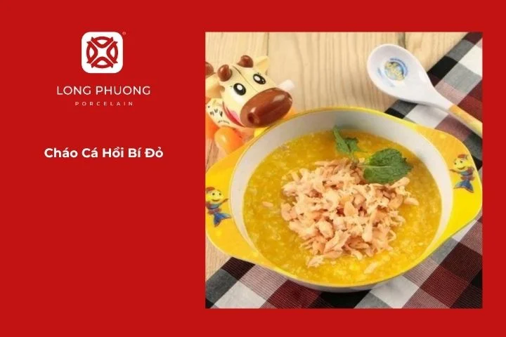 Cháo cá hồi bí đỏ cho bé, mềm mịn, bày trong bát sứ nhỏ