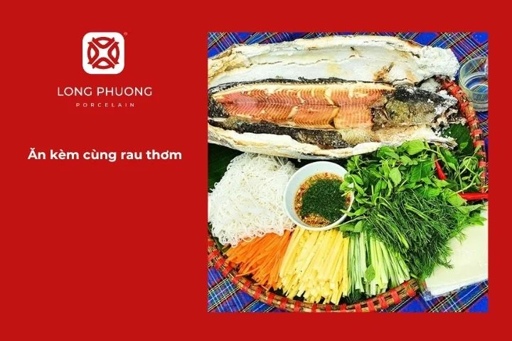 Rau thơm tươi ăn kèm cá lóc nướng muối tuyết giúp tăng hương vị