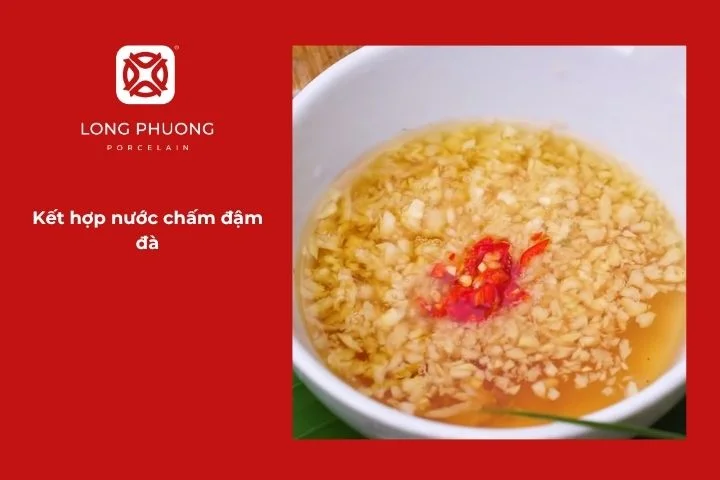 Chén nước mắm chua ngọt và ớt ăn kèm cá lóc nướng muối tuyết