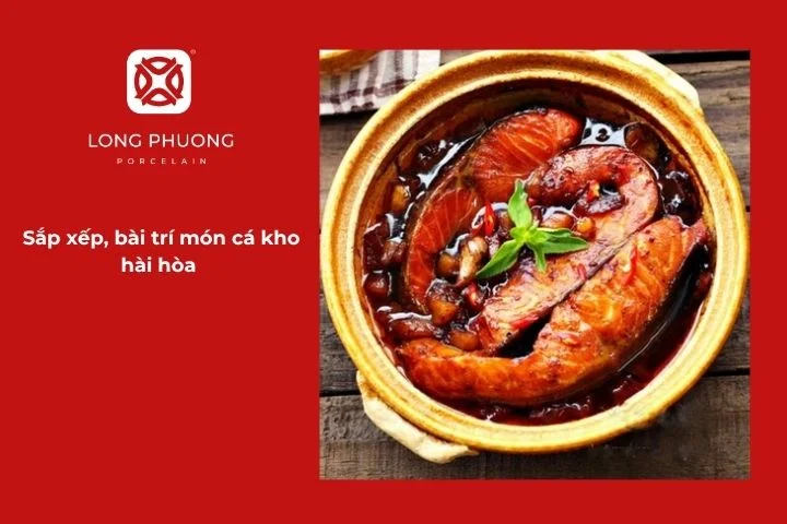Sắp xếp món cá hồi kho gọn gàng, cân đối