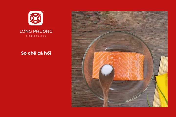 Ngâm cá hồi trong tô nước muối khoảng 5 phút để giảm bớt mùi tanh