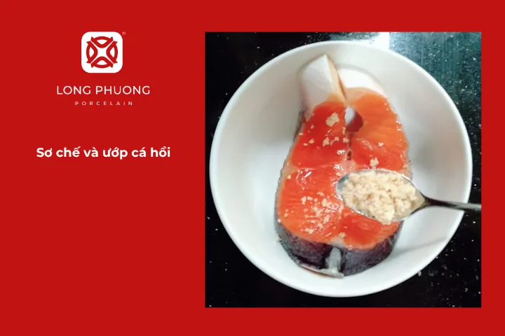 Rửa sạch cá hồi với muối rồi để ráo nước