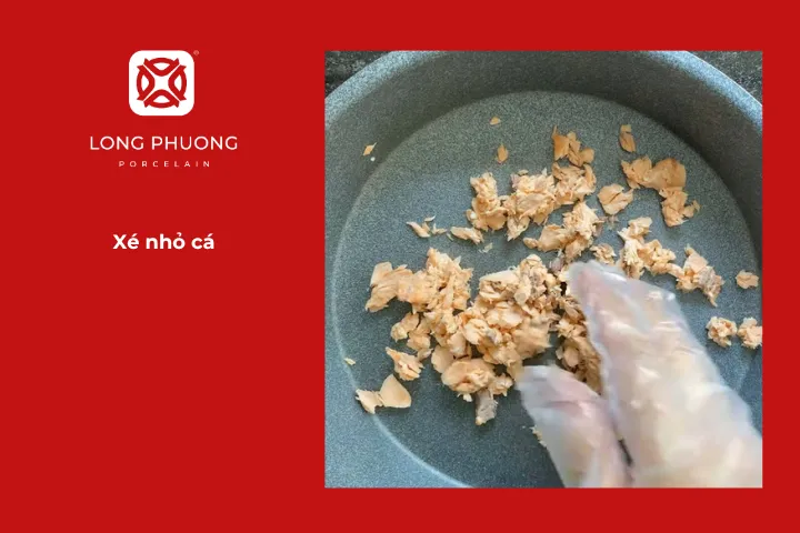 Khi cá đã chín và để nguội, dùng tay xé phần thịt cá thành những sợi nhỏ