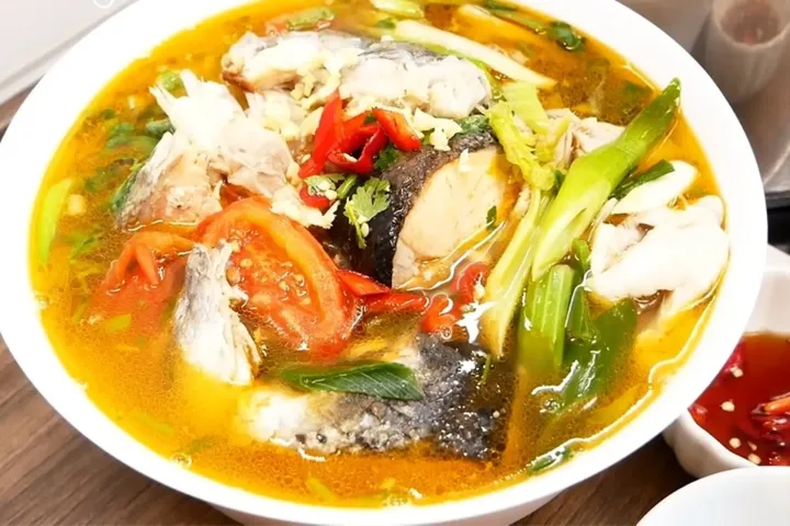 Bật mí 5 cách nấu canh chua cá hồi ngon miệng không tanh