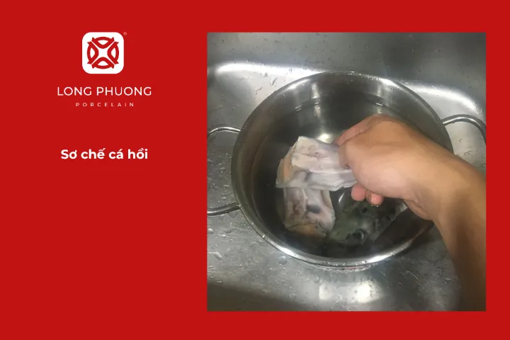 Sơ chế cá hồi cho món canh chua cá hồi măng chua
