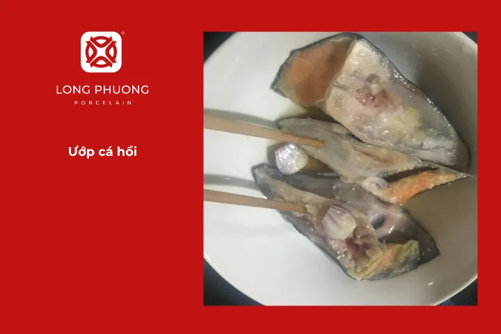 Ướp cá hồi cho món canh chua cá hồi măng chua