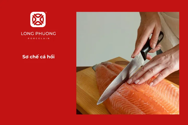 Sơ chế cá hồi cho món canh chua cá hồi với dứa