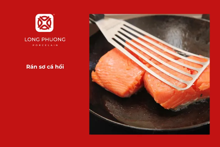 Rán sơ cá hồi chuẩn bị cho món canh chua cá hồi với dứa