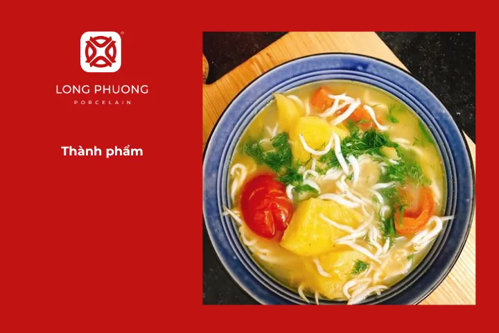 Hoàn thiện món canh chua cá hồi với dứa
