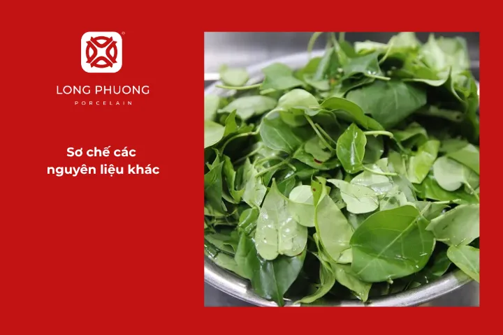 Sơ chế các nguyên liệu khác cho món canh chua cá hồi lá giang